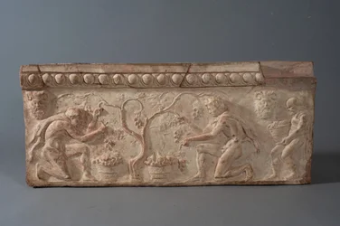 Plakette mit Satyrn, die Trauben ernten